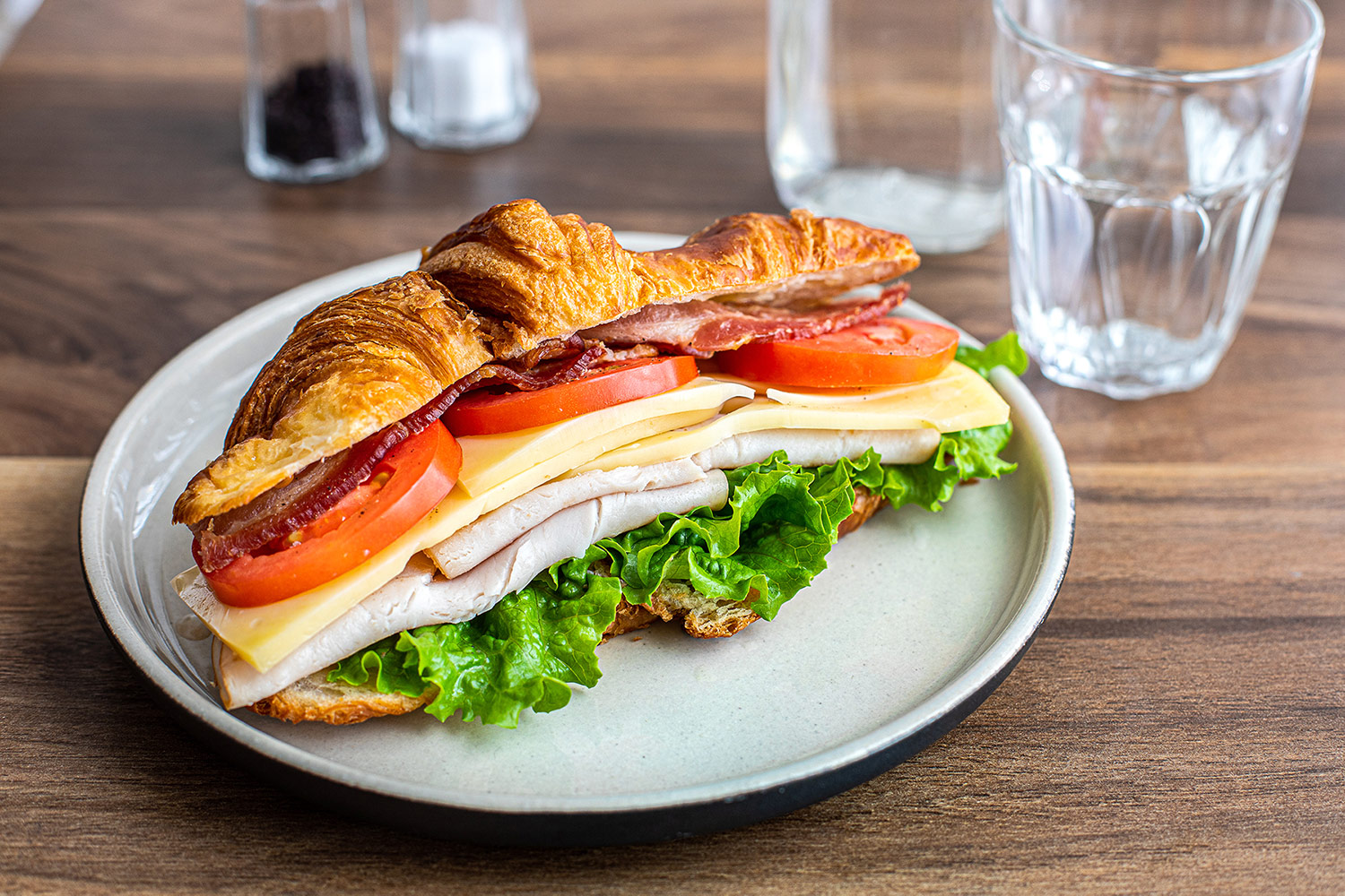 Club sandwich au Jarlsberg sur croissant