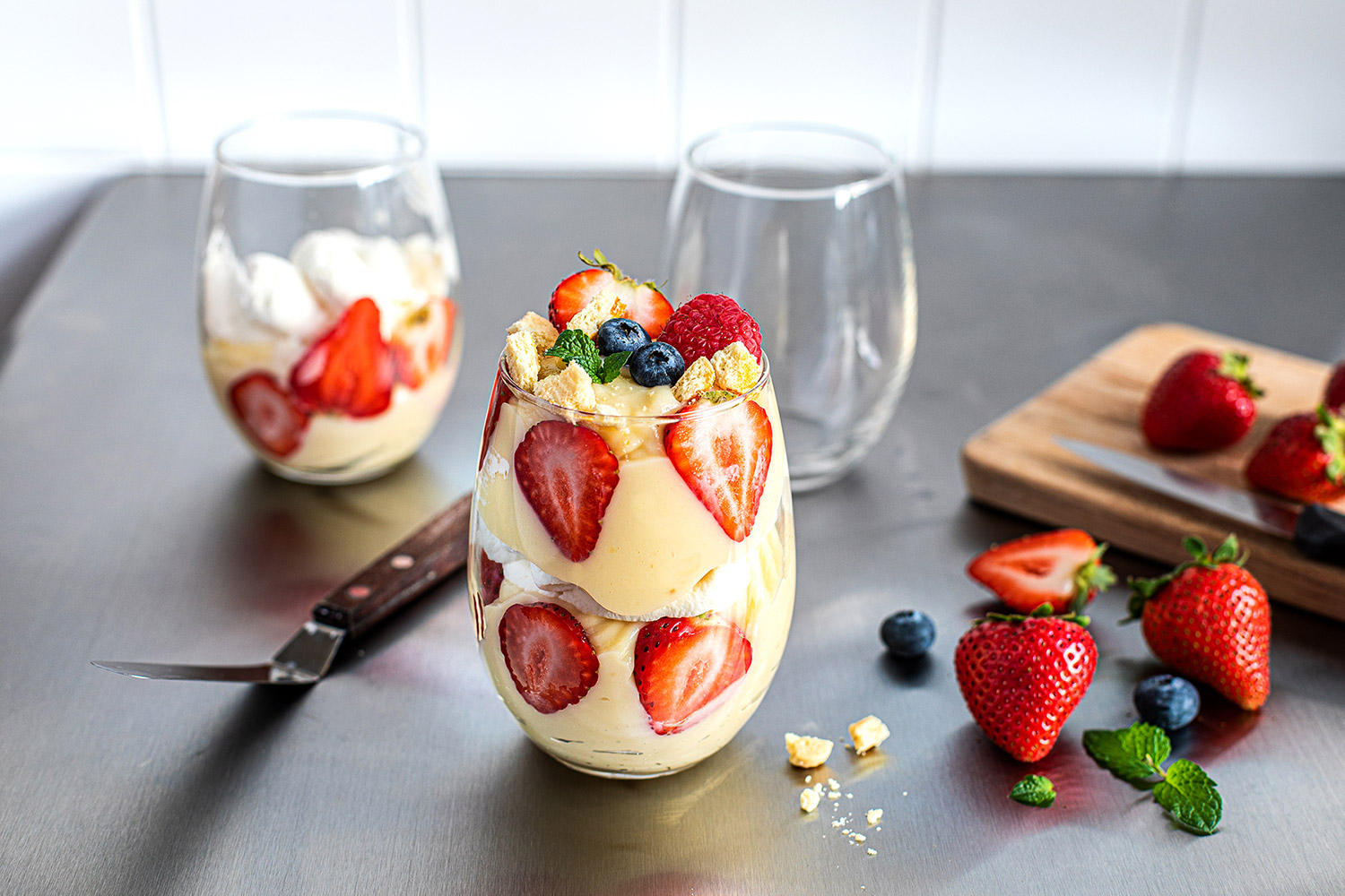 Crème légère aux fraises et éclats de biscuits