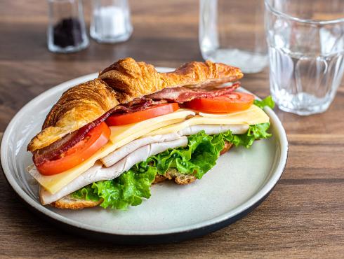 Club sandwich au Jarlsberg sur croissant