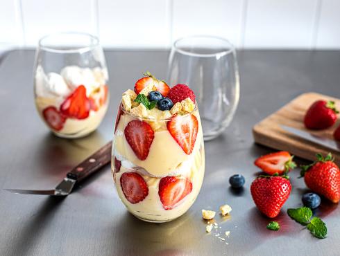 Crème légère aux fraises et éclats de biscuits