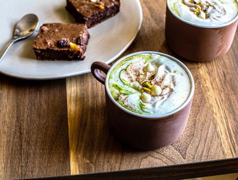 Chocolat chaud au chocolat blanc à la pistache